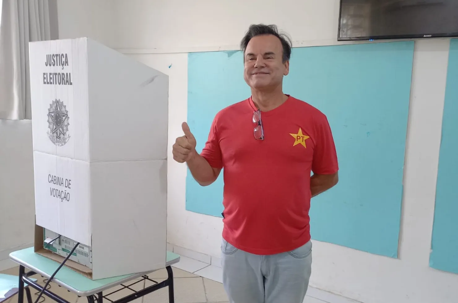 Lauro Nogueira, candidato a prefeito de Içara, votando na EMEF Quintino Rizzieri