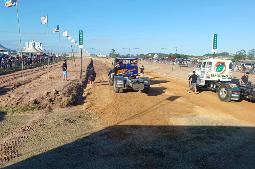 Competição de automobilismo no 1° Araranguá Motor Show com espectadores acompanhando as provas