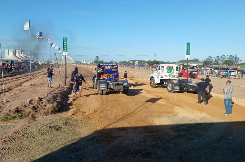 Competição de automobilismo no 1° Araranguá Motor Show com espectadores acompanhando as provas