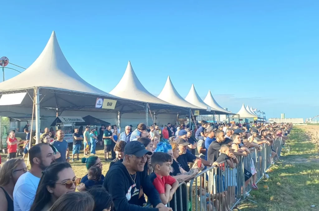 Competição de automobilismo no 1° Araranguá Motor Show com espectadores acompanhando as provas