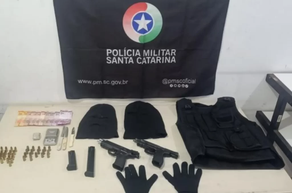 Araranguá: dupla é presa com armas e drogas em ‘casa do tráfico’