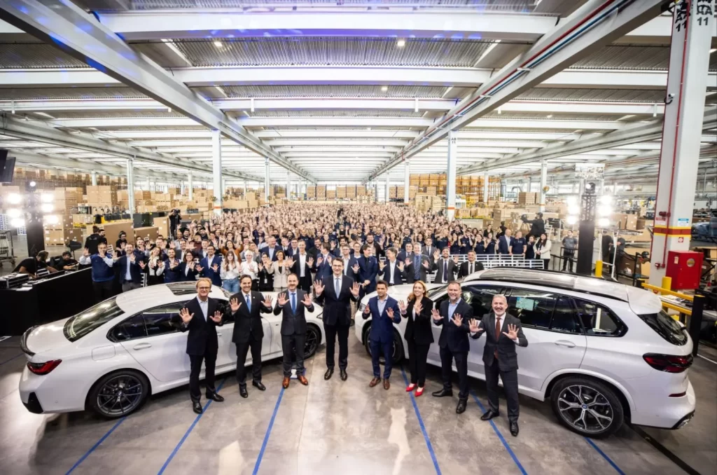 Evento de celebração dos 10 anos da BMW no Brasil na fábrica de Araquari, com o lançamento de novos modelos e presença de autoridades e colaboradores