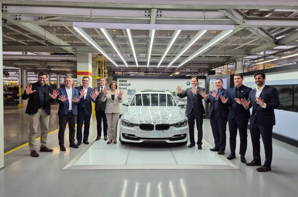 Evento de celebração dos 10 anos da BMW no Brasil na fábrica de Araquari, com o lançamento de novos modelos e presença de autoridades e colaboradores