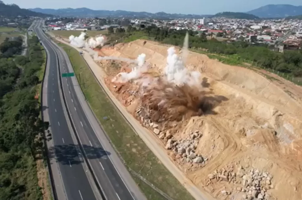 Detonação de rochas na BR-101 Sul/SC em Capivari de Baixo pela CCR ViaCosteira