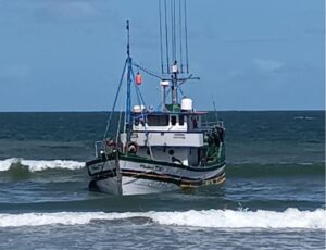 Vídeo: Barco encalha em praia do Gravatá, em Navegantes