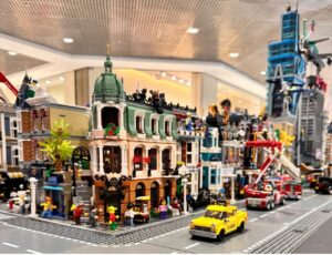 Beiramar Shopping tem exposição com milhares de peças de lego