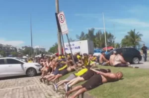 Briga de torcedores do Peñarol termina em confronto no Rio