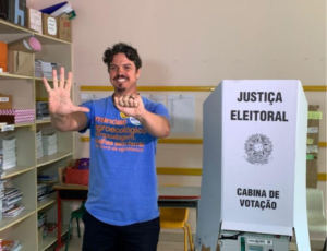 Candidato a prefeito Marquito vota em Florianópolis