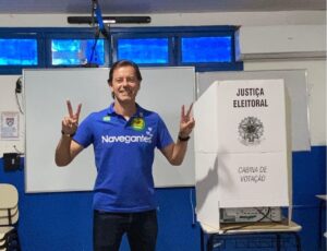 Candidato do PL de Navegantes vota na Volta Grande