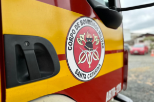Idoso é resgatado de carro em área alagada após colisão na SC-401