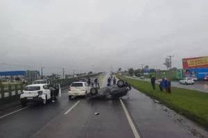 Capotamento deixa BR-101 paralisada em Araranguá