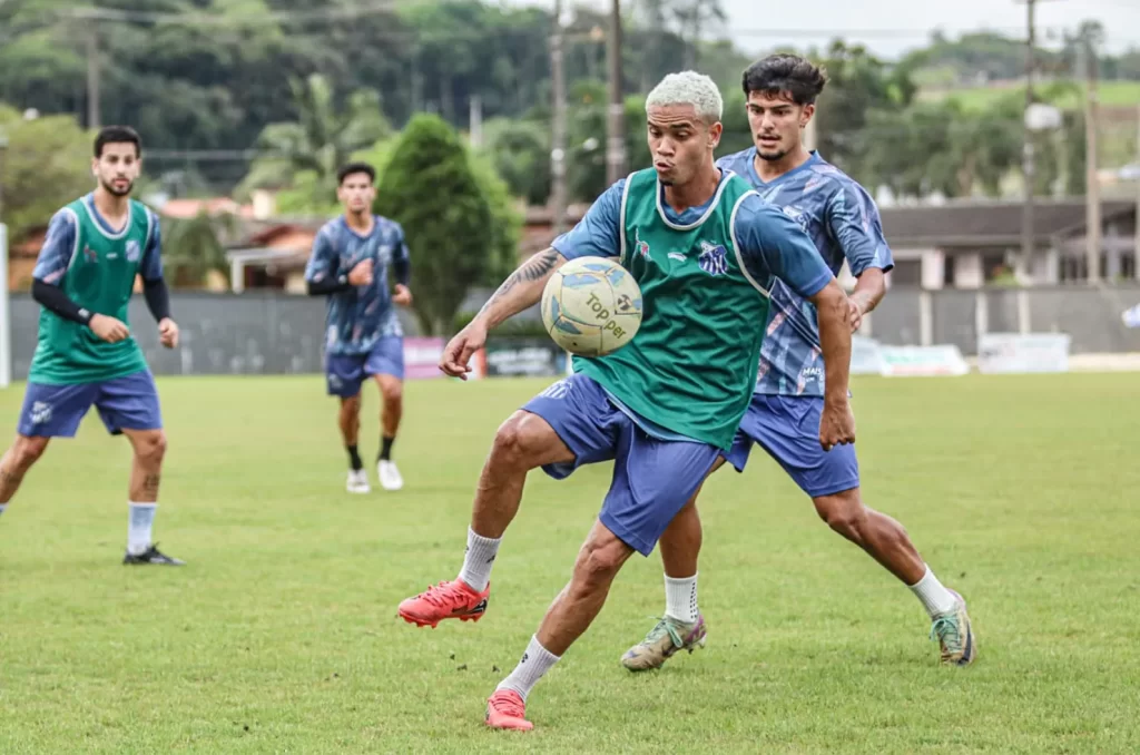Treino tático do Caravaggio Sub-21 no Estádio da Montanha, comandado por Roberto Neves