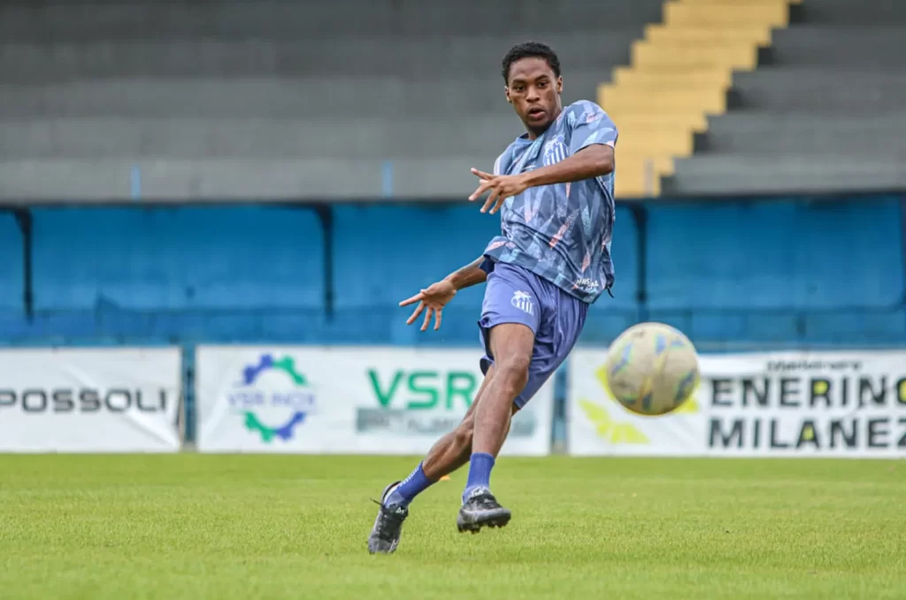 Jogadores do Caravaggio em treino tático no Estádio da Montanha, preparando-se para o jogo contra o Atlético Catarinense pela Copa Santa Catarina Sub-21
