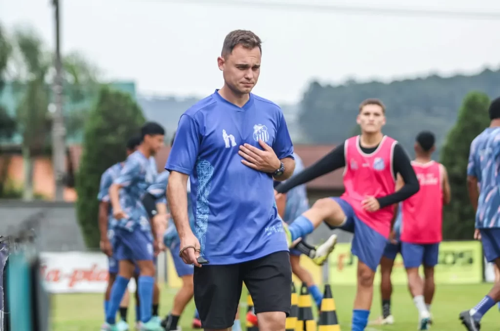 Jogadores do Caravaggio em treino tático no Estádio da Montanha, preparando-se para o jogo contra o Atlético Catarinense pela Copa Santa Catarina Sub-21