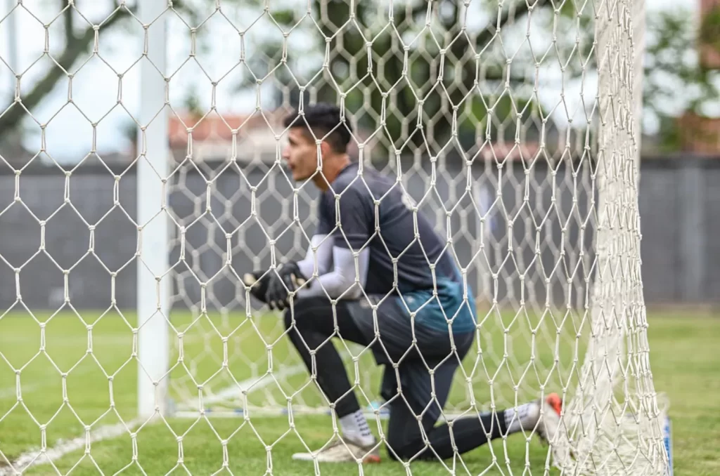 Jogadores do Caravaggio em treino tático no Estádio da Montanha, preparando-se para o jogo contra o Atlético Catarinense pela Copa Santa Catarina Sub-21