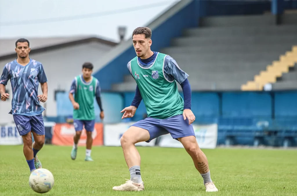 Jogadores do Caravaggio em treino tático no Estádio da Montanha, preparando-se para o jogo contra o Atlético Catarinense pela Copa Santa Catarina Sub-21