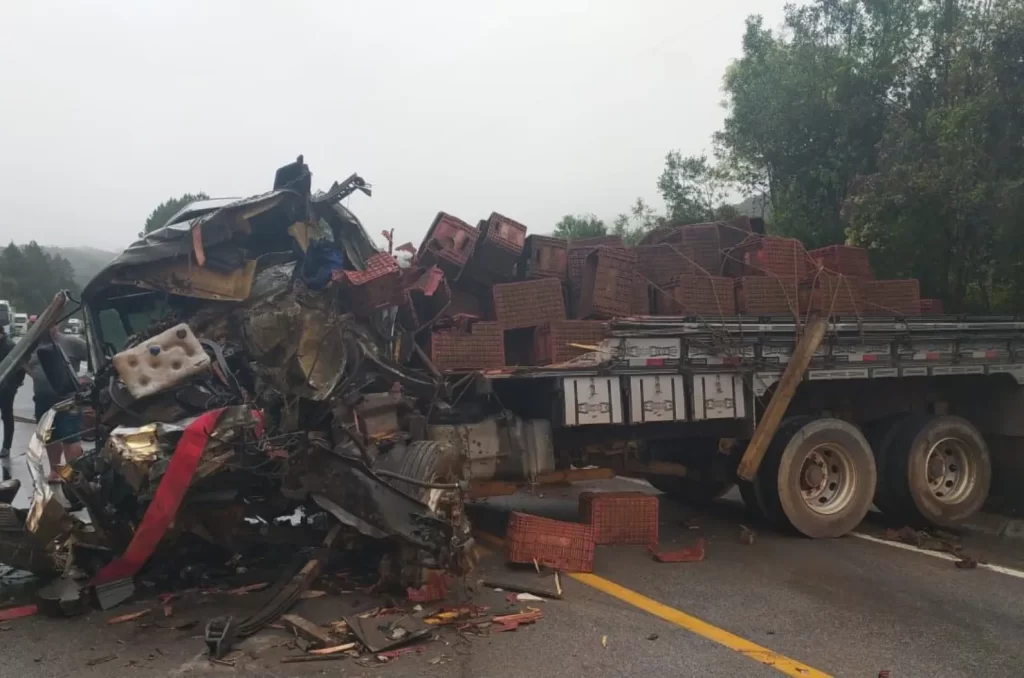 Colisão entre caminhão e carreta no km 67 da BR-282 em Rancho Queimado