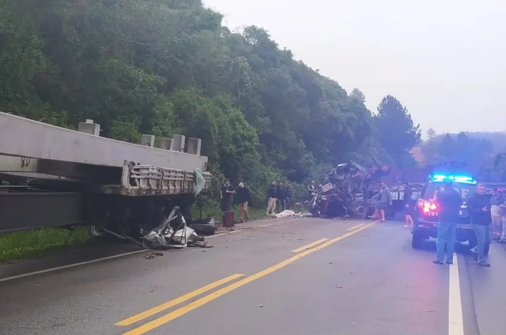 Colisão entre caminhão e carreta no km 67 da BR-282 em Rancho Queimado
