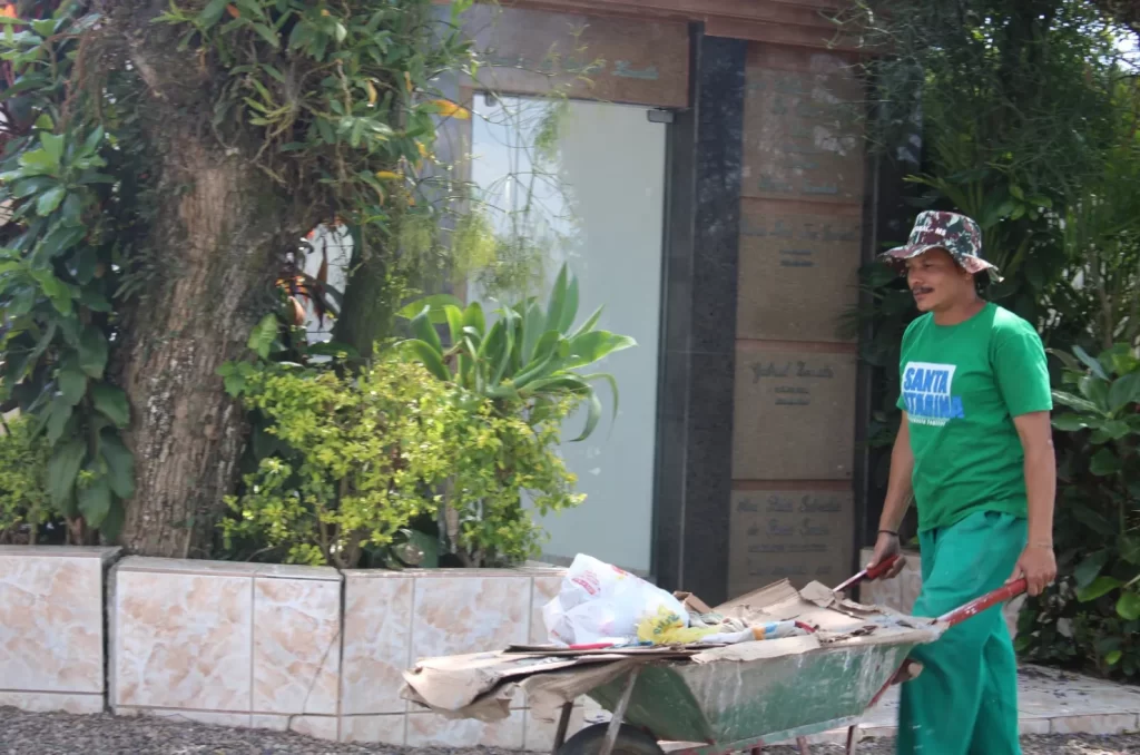 Cemitérios de Criciúma passando por manutenções e limpeza dos túmulos e capelas
