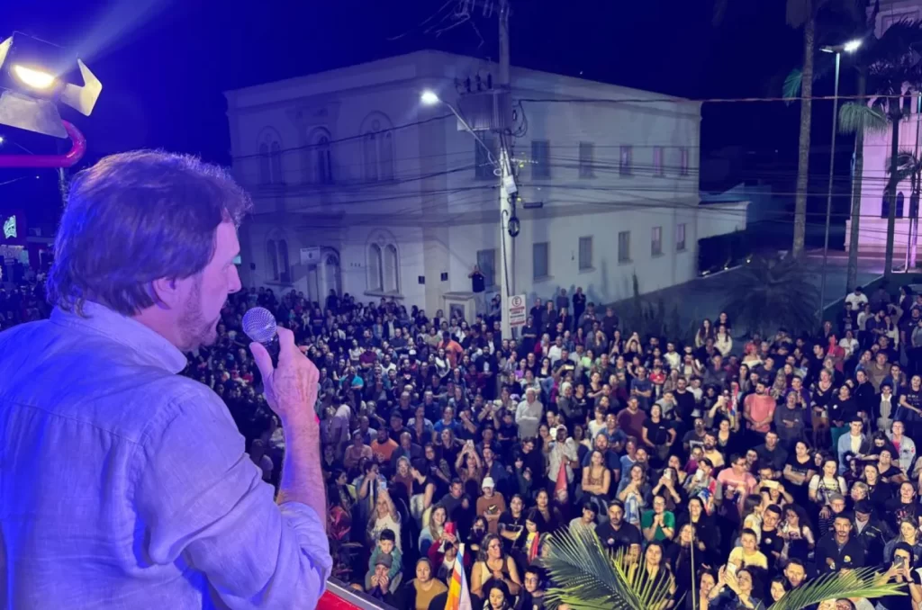 César Cesa, reeleito prefeito de Araranguá em 2024, celebra vitória nas eleições