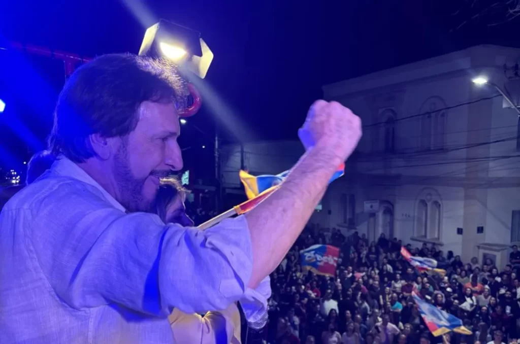 César Cesa, reeleito prefeito de Araranguá em 2024, celebra vitória