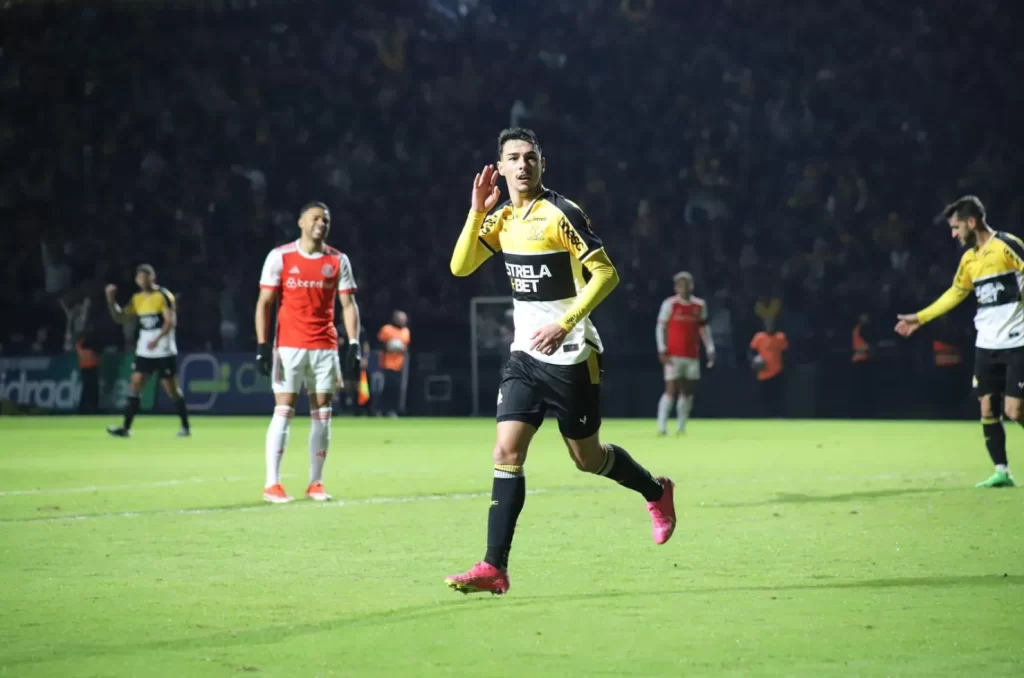 Claudinho, lateral-direito do Criciúma, em ação durante o jogo contra o Internacional no Estádio Heriberto Hülse