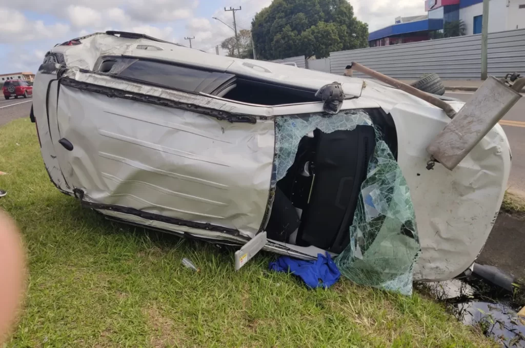 Acidente de trânsito na BR-101 em Sombrio envolvendo Citroën C3 e Jeep Compass, com dois feridos