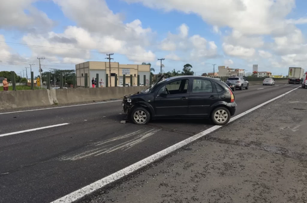 Acidente de trânsito na BR-101 em Sombrio envolvendo Citroën C3 e Jeep Compass, com dois feridos