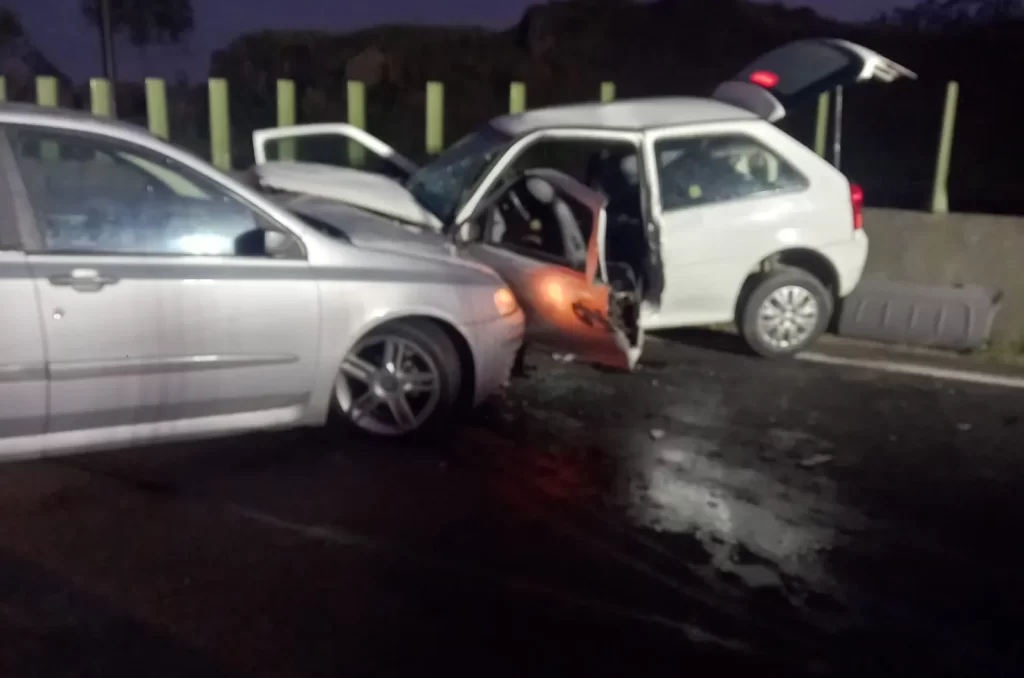 Acidente de trânsito na BR-101 em Içara envolvendo um VW Gol e um Fiat Stilo