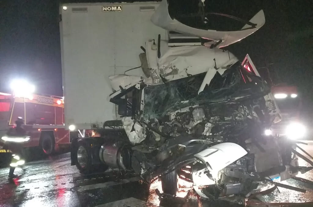 Equipes de emergência trabalham na limpeza da pista após acidente na BR 101 em Içara