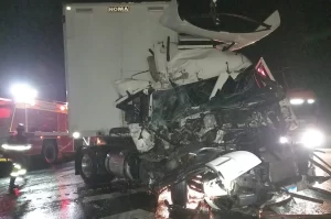 Colisão entre dois caminhões deixa motorista ferido em Içara