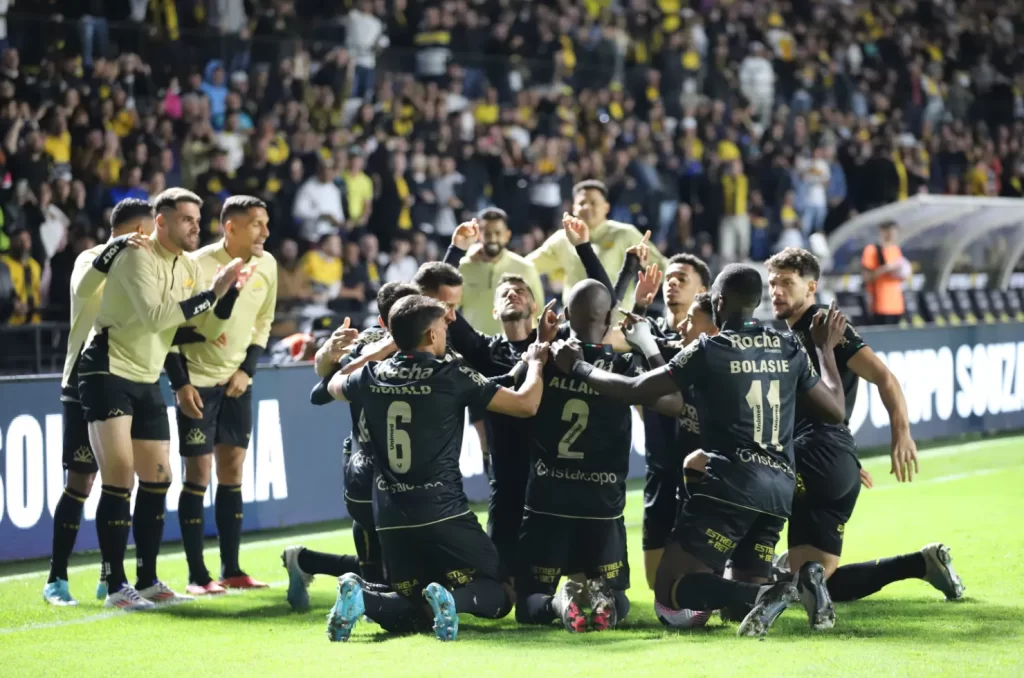 Com golaço de Fellipe Mateus, Criciúma vence o Atlético-GO por 2 x 0