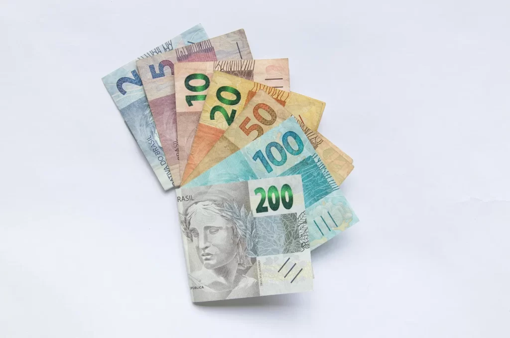 Notas de reais ilustrando o décimo terceiro