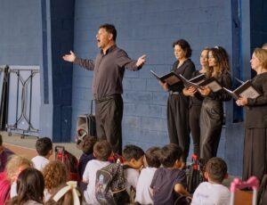 Coro Vozes do Vale leva música erudita para escolas
