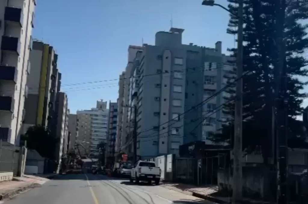 Equipes da Celesc realizando a manutenção elétrica, no bairro Comericiário