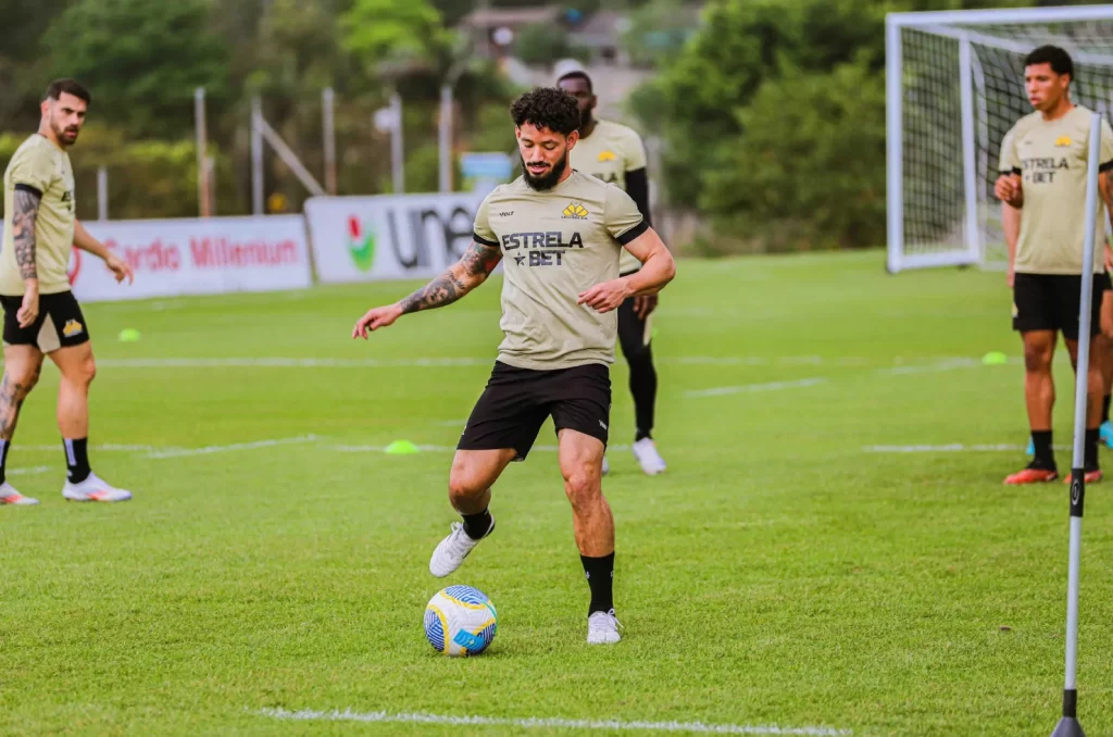Arthur do Criciúma treinam no Centro de Treinamento Antenor Angeloni após retornar de Salvador