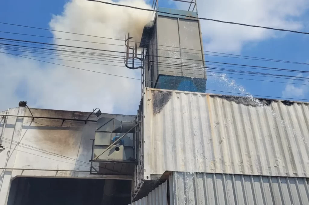 Bombeiros controlando incêndio em indústria no bairro Raichaski, Içara