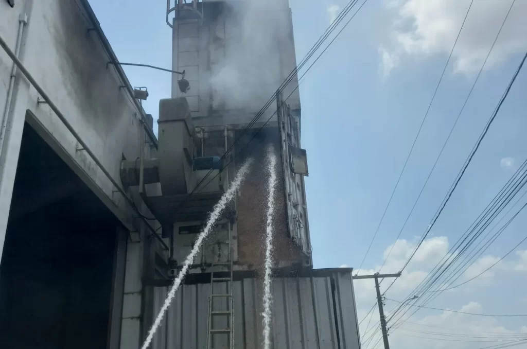 Bombeiros controlando incêndio em indústria no bairro Raichaski, Içara