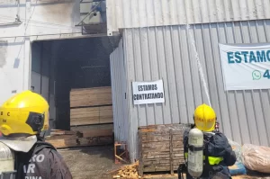 Curto-circuito provoca incêndio em indústria de Içara