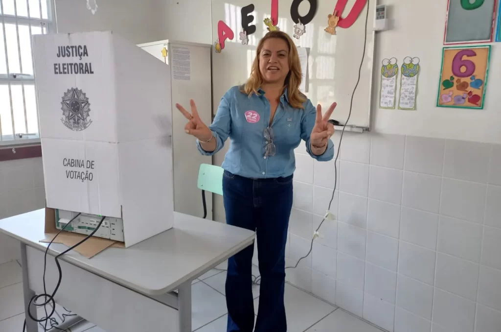 Dalvania Cardoso, reeleita prefeita de Içara, exercendo o seu voto