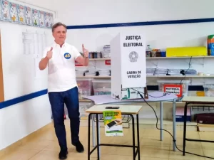 Dário Berger vota nos Ingleses durante eleições em Florianópolis