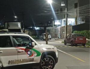 Homem ataca porteiro de igreja é baleado