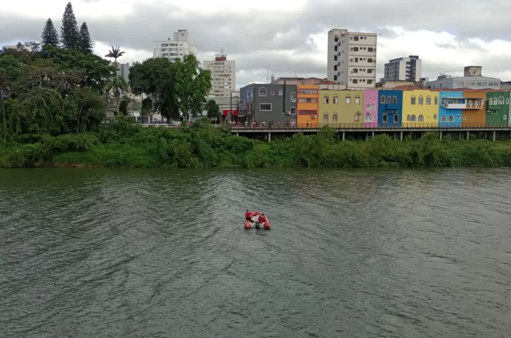 Equipe do Corpo de Bombeiros Militar de Tubarão realizando buscas no Rio Tubarão por homem desaparecido