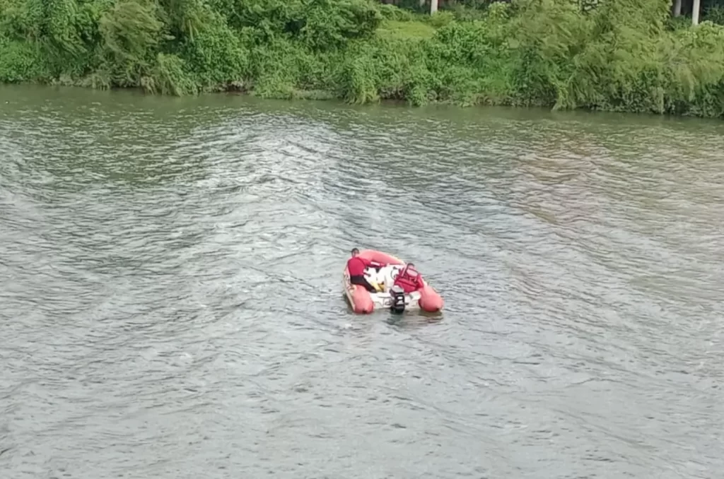 Equipe do Corpo de Bombeiros Militar de Tubarão realizando buscas no Rio Tubarão por homem desaparecido
