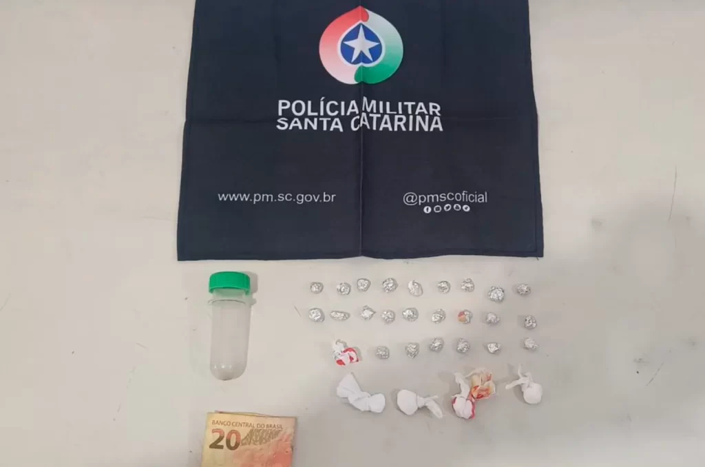 Itens apreendidos pela polícia, incluindo drogas como crack e cocaína, em operação no bairro Mato Alto, Araranguá
