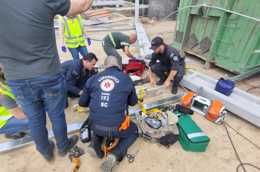 Equipe de resgate do SAER em operação para socorrer vítimas de queda em Urussanga