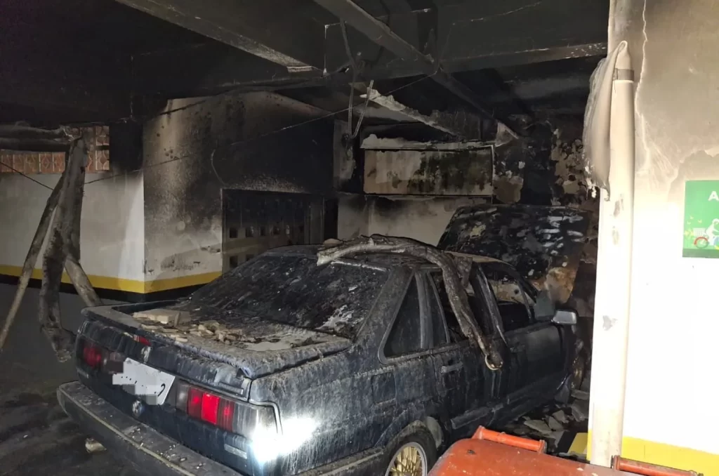 Corpo de Bombeiros combate incêndio em edifício residencial em Florianópolis, evacuando moradores após fogo em carro no subsolo. Confira os detalhes