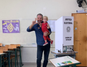 Eleições 2024: candidato Lela vota em escola de Florianópolis