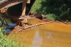 Entulhos no Rio Sangão: Comissão alerta para riscos de cheias
