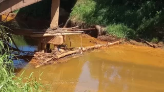 Imagem de entulhos descartados no Rio Sangão, evidenciando os desafios do desassoreamento e a necessidade de conscientização ambiental